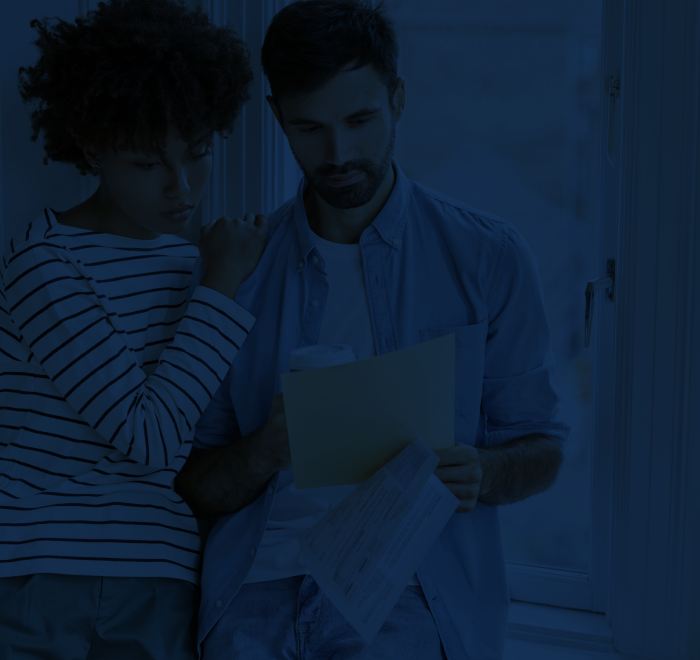 Imagem um homem e uma mulher lendo e discutindo a respeito de um documento.
